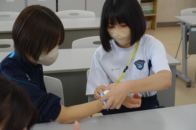 包帯法【三角巾・巻軸帯】（人間科学科2年生） - 京都府立京都八幡