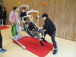 リフトを使うと誰でも同じように移乗させることができます。