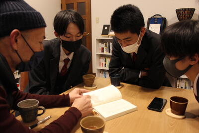 あるとくんチーム×長瀬さん①本を見ながら.JPG