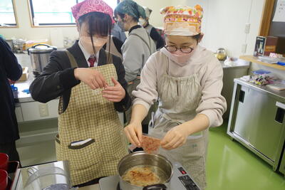 愛子ちゃん＆にじかちゃん味噌汁作り.JPG