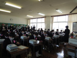 教室で