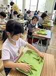 １年生活「豆むき体験」