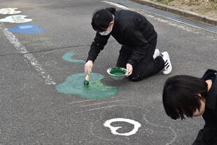 20250324_美術部遊歩道塗装ボランティア (10).JPG