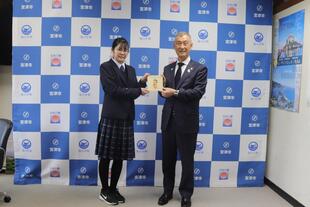 20260312_２年Safari絵本寄贈 (12)加工.jpg