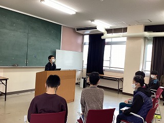 弁論発表をする生徒の写真