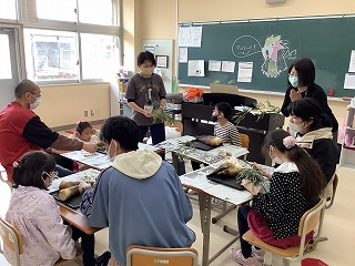 たけのこの皮むきをしている小学部の画像