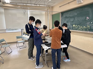 たけのこの皮むきをしている中学部の画像