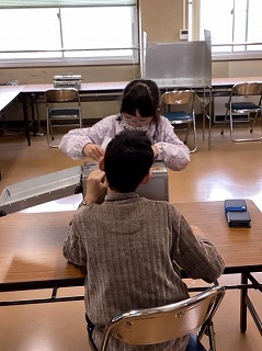 投票する児童の写真