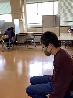 生徒が投票用紙に記入している写真
