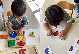(左)「たべものカード」で絵合わせに挑戦！
(右)原色の玩具(まる、さんかく、しかくのかたち合わせ)を楽しんでいます。