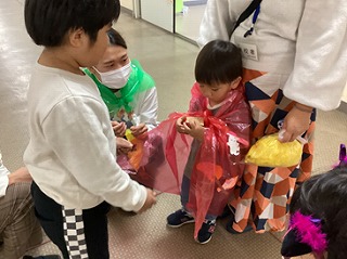 好きな色のマントに飾りをいっぱい貼り付けて、ハロウィンのおばけに変身！