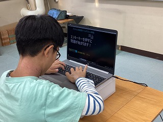 (左) パソコンの下に台を置いて視距離を調節している。