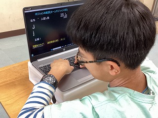 (右) 音声読み上げ機能付きのタイピングソフトでタイピングに取り組む様子