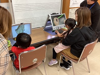 拡大読書器を利用しての野菜の観察