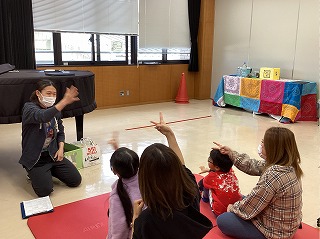 はじまりの会での音楽遊び