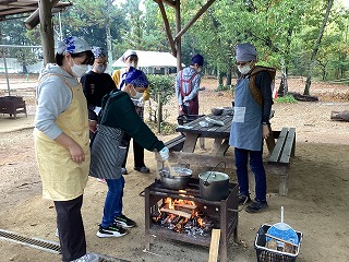 調理風景（木べらで鍋の中をかき混ぜている）