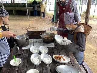 配膳風景（カレーを皿によそっている）