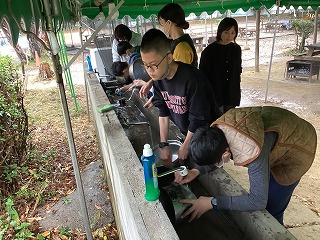 みんなで手分けして調理器具を洗っています。