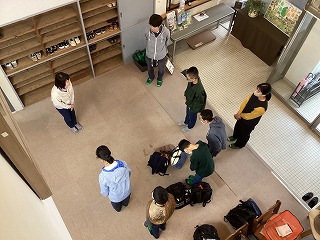 宿泊先の玄関で終わりの会