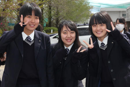 集合写真　女子中学生 黒板の前に笑顔で並ぶ女子高校生たちのポートレートの写真素材 ...