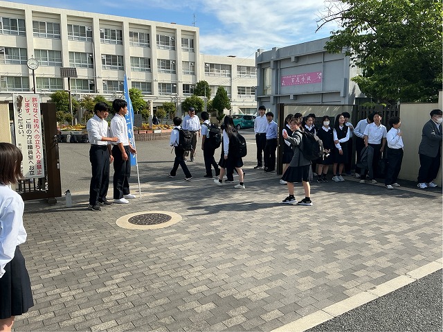 笑顔で交わす朝のあいさつ