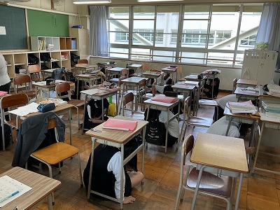 身を守る行動を確認しました 〜シェイクアウト訓練〜