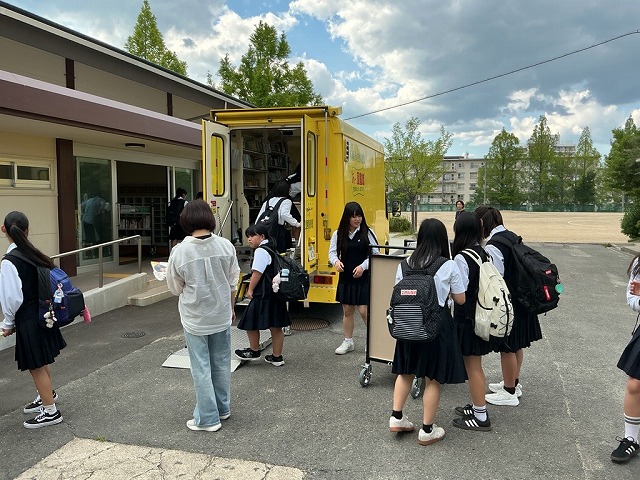 本との出会い 〜移動図書館〜