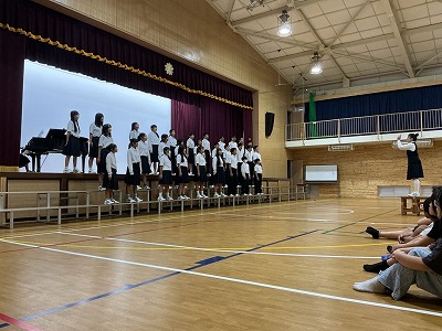 未来の二中生へ、歌声を届けました