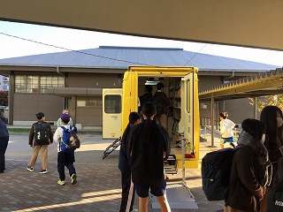 またまた自動車文庫がやってきました！