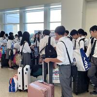 第2学年沖縄研修旅行「那覇空港」