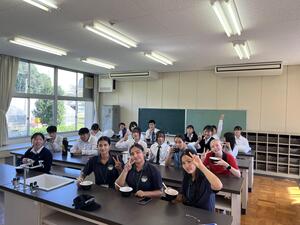 1007,留学生食事.jpg