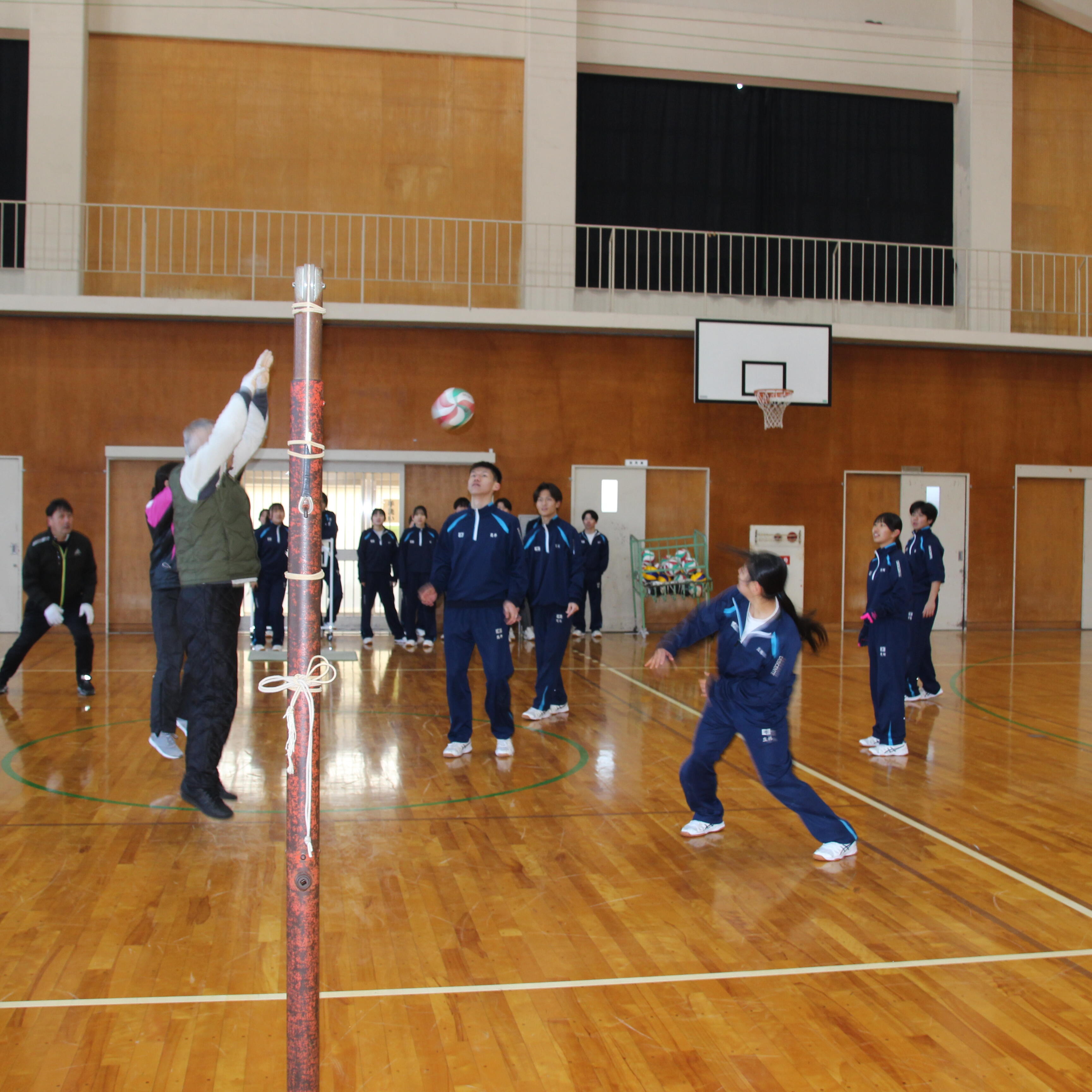 バレーボール　教員チームＶ.Ｓ生徒チーム