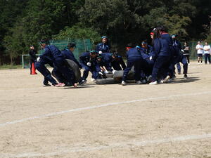 2026.1002.タイヤ取り女.JPG