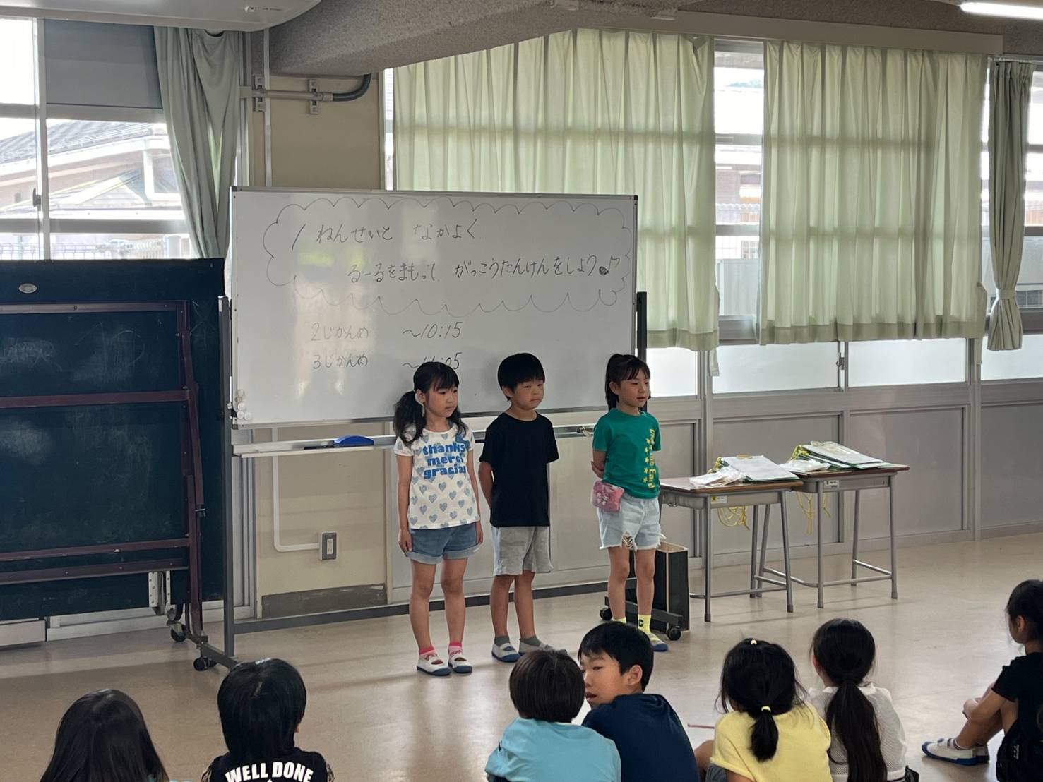 １、２年　学校探検