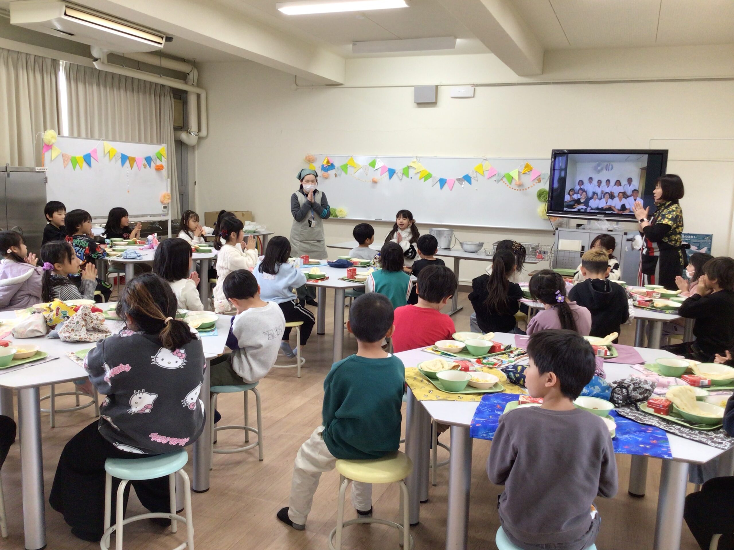 1、2年　ランチルーム給食