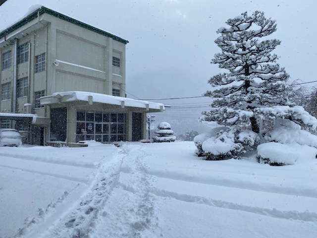 大雪のため、１月２５日（水）、２６日（木）は臨時休校となります。